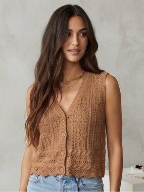 🔸NWT Cable Knit Button Front Vest in Camel - 2FOR$40